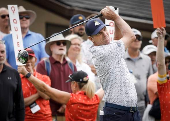 August 16, 2025, Calgary, Ab, CANADA: New Zealand s Steven Alker hits a tee shot on the first hole during the PGA, Golf Herren Tour Champions golf event in Calgary, Alta., Saturday, Aug. 16, 2025. Steven Alker  - ZUMAc35_ 20250816_zaf_c35_078 Copyright: xJeffxMcintoshx