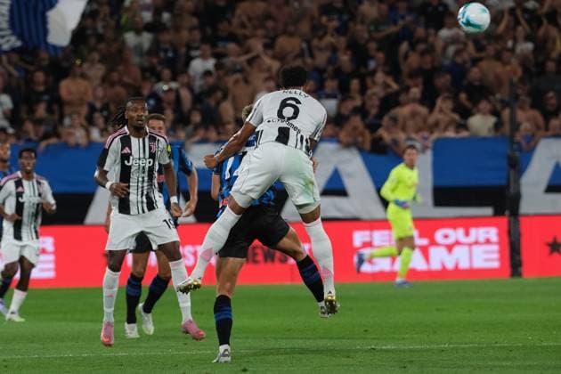 Atalanta BC v Juventus FC - Pre-Season Friendly Lloyd Kelly of Juventus FC participates in the soccer match between Atalanta BC and Juventus FC for the XXVI edition of the Achille and Cesare Bortolotti Trophy at Bergamo Stadium in Bergamo, Italy, on August 16, 2025. Bergamo Italy  Copyright: xRobertoxTommasinix originalFilename:tommasini-atalanta250816_npvCY.jpg