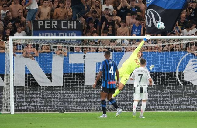 CALCIO - Amichevole - XXVI Bortolotti Trophy - Atalanta BC vs Juventus FC Marco Carnesecchi of Atalanta BC 1907 during the soccer match between Atalanta BC and Juventus FC valid for XXVI edition of Achille and Cesare Bortolotti Trophy at Bergamo Stadium on August 16, 2025, Bergamo, Italy. Bergamo Italy  Copyright: xIPAxSport ABACAx