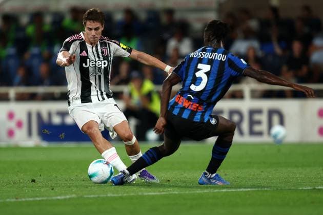 Atalanta Bc - Juventus Fc Kenan Yildiz of Juventus Fc and Odilon Kossounou of Atalanta Bc battle for the ball during the friendly match beetween Atalanta Bc and Juventus Fc at Gewiss Stadium on August 16, 2025 in Bergamo, Italy . Bergamo Gewiss Stadium Italy Copyright: xMarcoxCanonierox
