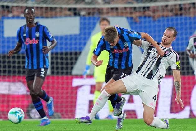 Juventus Federico Gatti fights for the ball with Atalanta s Charles De Ketelaere during the Bortolotti trophy, soccer match between Atalanta and Juventus at Gewiss Stadium in Bergamo , North Italy - Saturday , August 16 , 2025 . - Soccer  Copyright: xSpada LaPressex