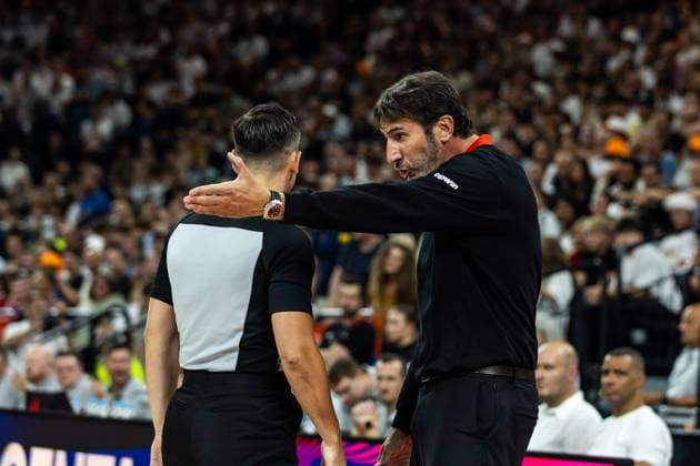 GER, Turkish Airline Supercup, Basketball, Germany Serbia 16 08 2025, SAP Garden, Munich, GER, Turkish Airline Supercup, Basketball, Germany Serbia Ãlex Mumbru Coach, Germany discusses with the referee  Photo Alexander Trienitz Munich SAP Garden Beyern Germany