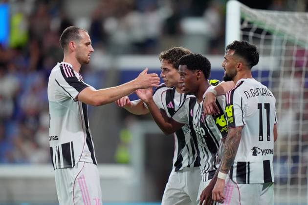 Juventus Jonathan David celebrates after scoring 0-1 during the Bortolotti trophy, soccer match between Atalanta and Juventus at Gewiss Stadium in Bergamo , North Italy - Saturday , August 16 , 2025 . - Soccer  Copyright: xSpada LaPressex