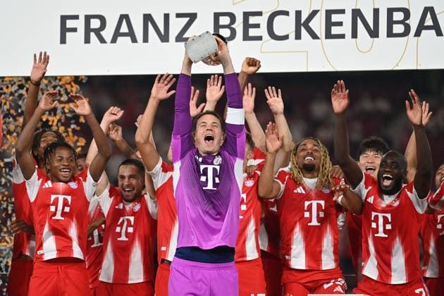 Manuel NEUER (Torwart Bayern Muenchen) mit Pokal,Cup,Trophaee, Jubel,Freude,Begeisterung, Siegerehrung,Teamfoto,Team, Mannschaft,Mannschaftsfoto. Fussball DFL Franz Beckenbauer Supercup 2025 VfB Stuttgart - FC Bayern Muenchen 1-2 am 16.08.2025 , MHP ARENA *** Manuel NEUER Goalkeeper Bayern Muenchen with Cup,Cup,Trophy,Cheering,Joy,Enthusiasm,Award Ceremony,Team Photo,Team,Team,Team Photo Football DFL Franz Beckenbauer Supercup 2025 VfB Stuttgart FC Bayern Muenchen 1 2 on 16 08 2025 , MHP ARENA