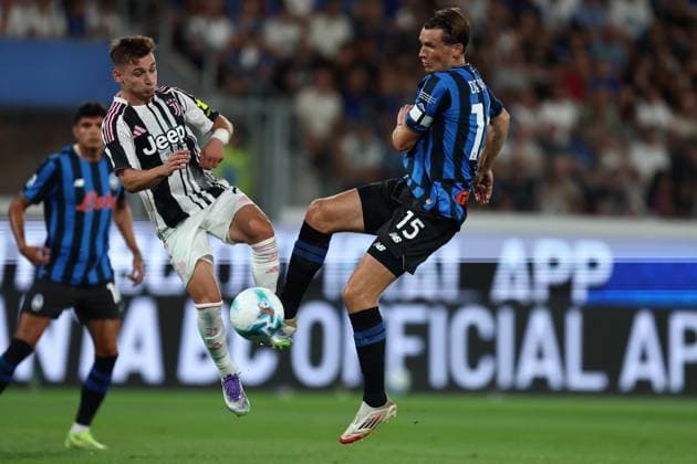 Atalanta Bc - Juventus Fc Francisco Conceicao of Juventus Fc and Marten de Roon of Atalanta Bc battle for the ball during the friendly match beetween Atalanta Bc and Juventus Fc at Gewiss Stadium on August 16, 2025 in Bergamo, Italy . Bergamo Gewiss Stadium Italy Copyright: xMarcoxCanonierox