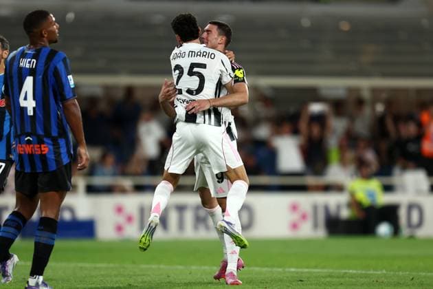 Atalanta Bc - Juventus Fc Dusan Vlahovic of Juventus Fc celebrates with his team mates after scoring a goal during the friendly match beetween Atalanta Bc and Juventus Fc at Gewiss Stadium on August 16, 2025 in Bergamo, Italy . Bergamo Gewiss Stadium Italy Copyright: xMarcoxCanonierox