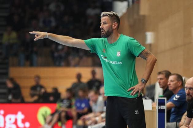 16 08 2025, xgox, Handball Wartburg Cup ThSV Eisenach SC Magdeburg emspor, f l Bennet Wiegert Magdeburg, coach gives instructions, gestures with arms, gesticulates, gives instructions Eisenach