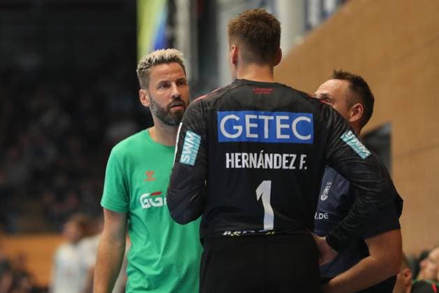 16 08 2025, xgox, Handball Wartburg Cup ThSV Eisenach SC Magdeburg emspor, f l Bennet Wiegert Magdeburg, coach talks to Sergey Hernandez Ferrer Magdeburg, 1 Eisenach