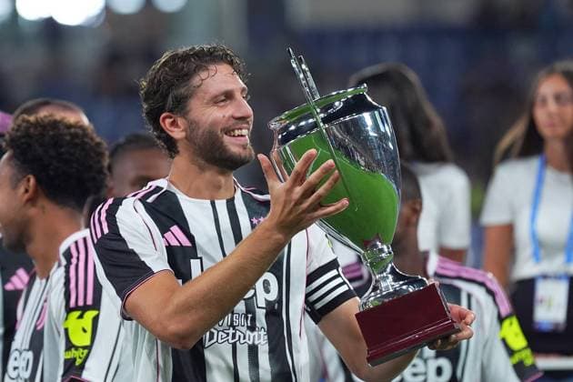 Juventus Manuel Locatelli during the award ceremony of the Bortolotti trophy, soccer match between Atalanta and Juventus at Gewiss Stadium in Bergamo , North Italy - Saturday , August 16 , 2025 . - Soccer  Copyright: xSpada LaPressex