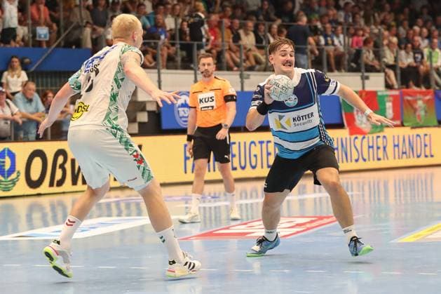 16 08 2025, xgox, Handball Wartburg Cup ThSV Eisenach SC Magdeburg emspor, v l Felix Aellen Eisenach, 22 on the ball, plays the ball Eisenach