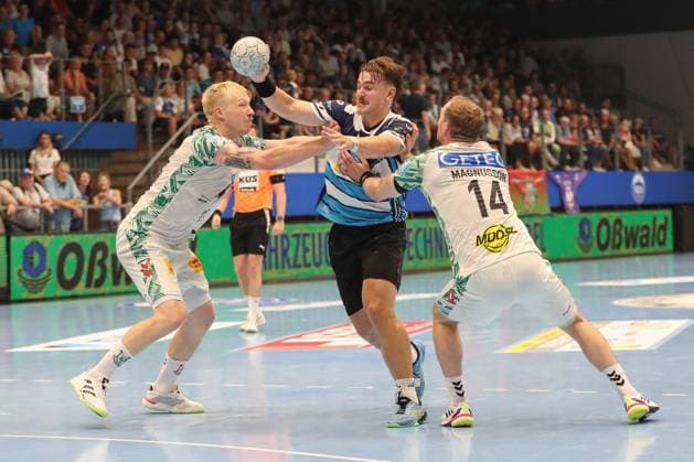 16 08 2025, xgox, Handball Wartburg Cup ThSV Eisenach SC Magdeburg emspor, v l Magnus Saugstrup Magdeburg, 23 , Felix Aellen Eisenach, 22 , Omar Ingi Magnusson Magdeburg, 14 duel, duel, fight, tackle Eisenach