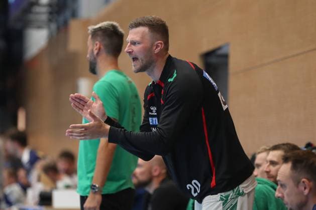 16 08 2025, xgox, Handball Wartburg Cup ThSV Eisenach SC Magdeburg emspor, v l Philipp Weber Magdeburg, 20 gives instructions, gestures with arms, gesticulates, gives instructions Eisenach