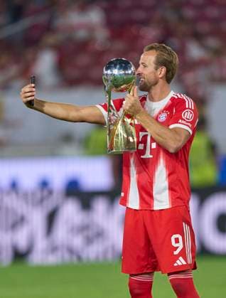 Harry Kane of FC Bayern München celebrate with trophy and makes a video call in the Franz-Beckenbauer-Supercup 2025 match VFB STUTTGART - FC BAYERN MÜNCHEN on Aug 16, 2025 in Stuttgart, Germany. Season 2025 2026, 1.Bundesliga, FCB, München