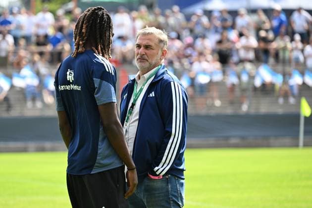16 08 2025, xjhx, Fußball DFB Pokal 1 Runde, FK Pirmasens Hamburger SV v l Jordan Torunarigha Hamburger SV , Vorstand Sport Stefan Kuntz Hamburger SV DFL DFB REGULATIONS PROHIBIT ANY USE OF PHOTOGRAPHS as IMAGE SEQUENCES and or QUASI VIDEO Pirmasens