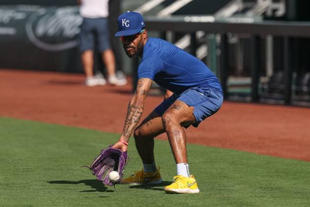 August 16, 2025: Kansas City Royals third baseman Maikel Garcia (11) warms up before a game against the Chicago White Sox at Kauffman Stadium in Kansas City, MO. CSM Kansas City United States of America - ZUMAc04_ 20250816_zma_c04_084 Copyright: xDavidxSmithx