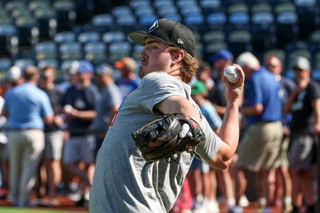 August 16, 2025: Chicago White Sox second baseman Chase Meidroth (10) warms up before a game against the Kansas City Royals at Kauffman Stadium in Kansas City, MO. CSM Kansas City United States of America - ZUMAc04_ 20250816_zma_c04_085 Copyright: xDavidxSmithx