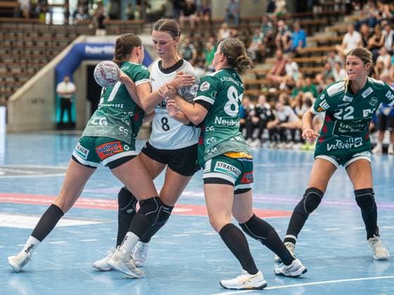 Nele Reimer Rostocker Handball Club, 08 in duel with Anna Ehmann Frisch Auf Women, 27 and Lea Neubrander Frisch Auf Women, 81 , Frisch Auf Goeppingen vs Rostocker Handball Club, Handball, Players Night, Season 2025 2026, 16 08 2025 Frisch Auf Goeppingen vs Rostocker Handball Club, Handball, Players Night, Season 2025 2026, 16 08 2025 Wolfschlugen Copyright: xMichaelxSchmidt Eibner-Pressefotx EP_MST