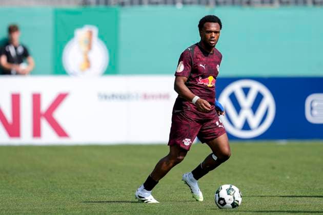 Lois Openda RBL, 11 , on the ball, cropped, full body, single image, single photo, action, action, 16 08 2025, Sandhausen Germany , Football, DFB Cup, 1 round, SV Sandhausen RB Leipzig xozx