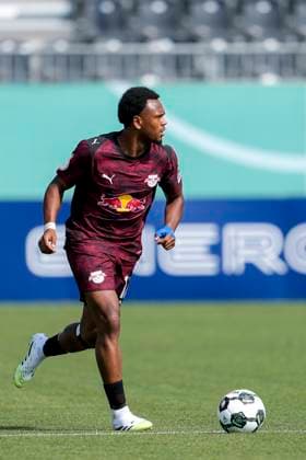 Lois Openda RBL, 11 , on the ball, cropped, full body, single image, single photo, action, action, 16 08 2025, Sandhausen Germany , Football, DFB Cup, 1 round, SV Sandhausen RB Leipzig xozx