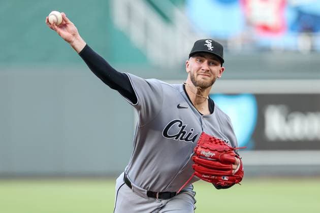 August 16, 2025: Chicago White Sox starting pitcher Sean Burke (59) warms up before the bottom of the first inning against the Kansas City Royals at Kauffman Stadium in Kansas City, MO. CSM Kansas City United States of America - ZUMAc04_ 20250816_zma_c04_128 Copyright: xDavidxSmithx
