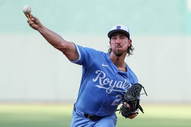 August 16, 2025: Kansas City Royals starting pitcher Michael Lorenzen (24) warms up before the first inning against the Chicago White Sox at Kauffman Stadium in Kansas City, MO. CSM Kansas City United States of America - ZUMAc04_ 20250816_zma_c04_130 Copyright: xDavidxSmithx