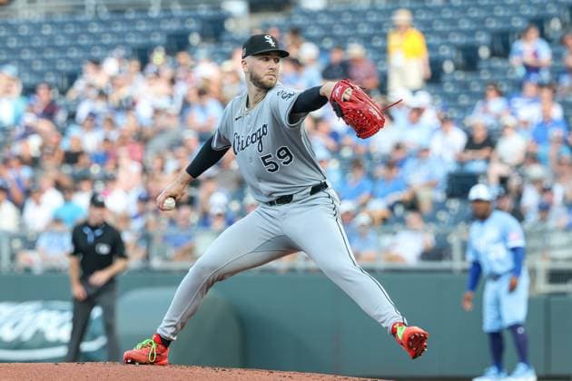 August 16, 2025: Chicago White Sox starting pitcher Sean Burke (59) throws against the Kansas City Royals during the first inning at Kauffman Stadium in Kansas City, MO. CSM Kansas City United States of America - ZUMAc04_ 20250816_zma_c04_131 Copyright: xDavidxSmithx