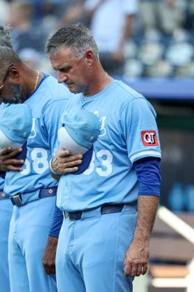 August 16, 2025: Kansas City Royals manager Matt Quatraro (33) stands during the National Anthem before a game against the Chicago White Sox at Kauffman Stadium in Kansas City, MO. CSM Kansas City United States of America - ZUMAc04_ 20250816_zma_c04_133 Copyright: xDavidxSmithx