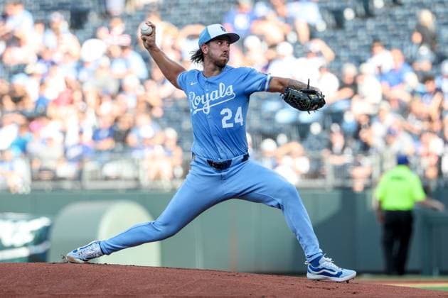 August 16, 2025: Kansas City Royals starting pitcher Michael Lorenzen (24) throws against the Chicago White Sox during the first inning at Kauffman Stadium in Kansas City, MO. CSM Kansas City United States of America - ZUMAc04_ 20250816_zma_c04_135 Copyright: xDavidxSmithx