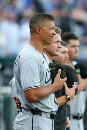 August 16, 2025: Chicago White Sox manager Will Venable (1) stands during the National Anthem before a game against the Kansas City Royals at Kauffman Stadium in Kansas City, MO. CSM Kansas City United States of America - ZUMAc04_ 20250816_zma_c04_136 Copyright: xDavidxSmithx