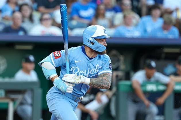 August 16, 2025: Kansas City Royals center fielder Kyle Isbel (28) watches his RBI single during the second inning against the Chicago White Sox at Kauffman Stadium in Kansas City, MO. CSM Kansas City United States of America - ZUMAc04_ 20250816_zma_c04_138 Copyright: xDavidxSmithx