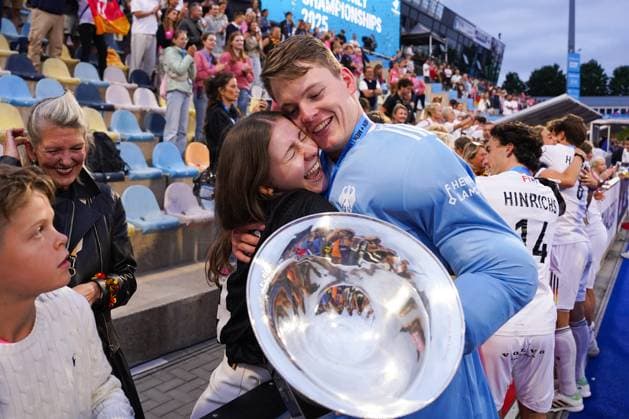 16.08.2025, xydrx, Herren EuroHockey Championship 2025, Finale, Niederlande - Deutschland, Sparkassenpark Mönchengladbach: Jean-Paul Danneberg (GER 74) und seine Freundin freuen sich über den Sieg im Finale, Nordrhein-Westfahlen Deutschland *** 16 08 2025, xydrx, Mens EuroHockey Championship 2025, Final, Netherlands Germany, Sparkassenpark Mönchengladbach Jean Paul Danneberg GER 74 and his girlfriend are happy about the victory in the final, North Rhine-Westphalia Germany