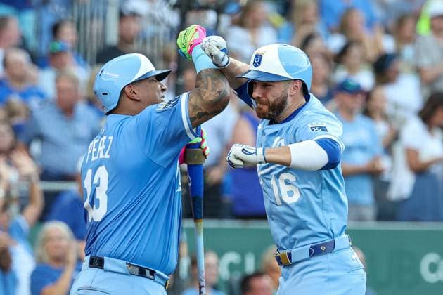 August 16, 2025: Kansas City Royals outfielder John Rave (16) and catcher Salvador Perez (13) react to Rave s third inning solo home run against the Chicago White Sox at Kauffman Stadium in Kansas City, MO. CSM Kansas City United States of America - ZUMAc04_ 20250816_zma_c04_139 Copyright: xDavidxSmithx