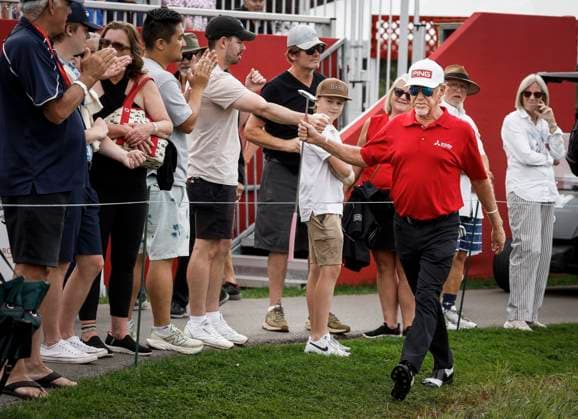 August 16, 2025, Calgary, Ab, CANADA: Miguel Angel Jimenez, right, is greeted by fans as he walks onto the 18th green during the PGA, Golf Herren Tour Champions golf event in Calgary, Alta., Saturday, Aug. 16, 2025. Miguel Angel Jimenez - ZUMAc35_ 20250816_zaf_c35_194 Copyright: xJeffxMcintoshx