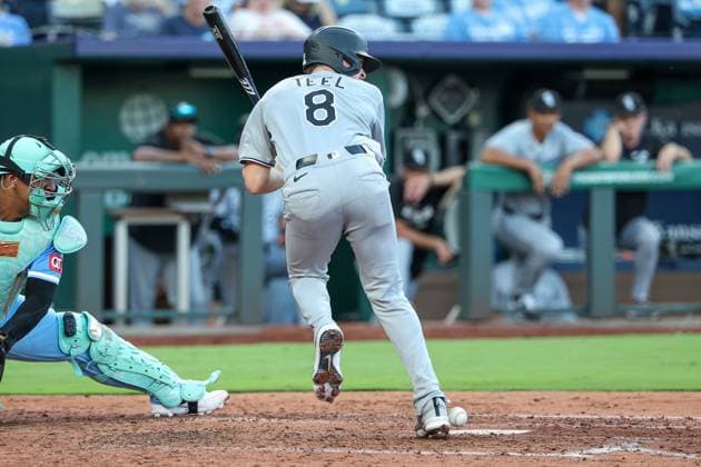 August 16, 2025: Chicago White Sox catcher Kyle Teel (8) is hit in the foot by a pitch from Kansas City Royals starting pitcher Michael Lorenzen (24) during the fourth inning at Kauffman Stadium in Kansas City, MO. CSM Kansas City United States of America - ZUMAc04_ 20250816_zma_c04_182 Copyright: xDavidxSmithx