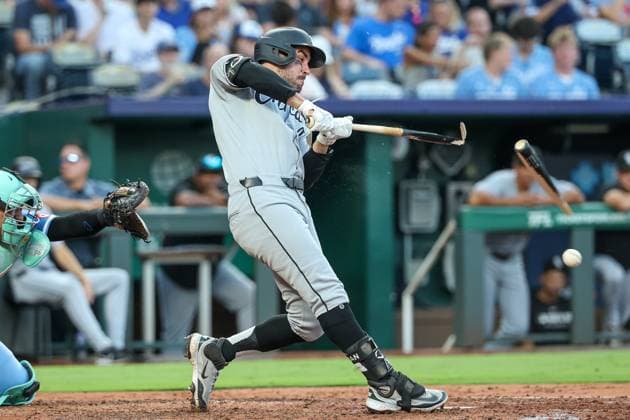 August 16, 2025: Chicago White Sox designated hitter Mike Tauchman (18) breaks his bat during the fifth inning against the Kansas City Royals at Kauffman Stadium in Kansas City, MO. CSM Kansas City United States of America - ZUMAc04_ 20250816_zma_c04_183 Copyright: xDavidxSmithx