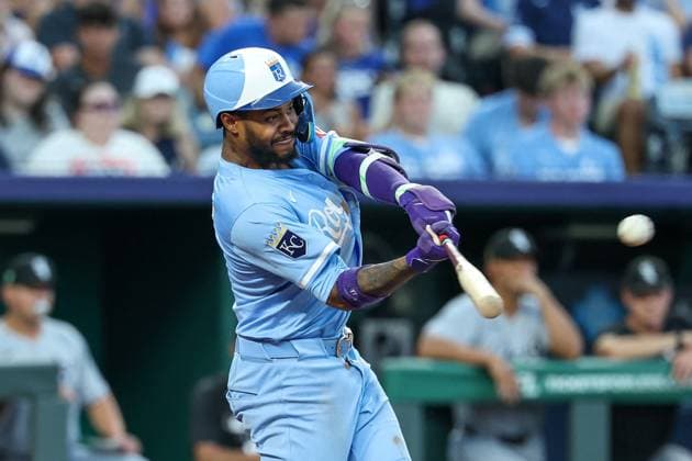 August 16, 2025: Kansas City Royals third baseman Maikel Garcia (11) hits a two RBI double during the fifth inning against the Chicago White Sox at Kauffman Stadium in Kansas City, MO. CSM Kansas City United States of America - ZUMAc04_ 20250816_zma_c04_185 Copyright: xDavidxSmithx