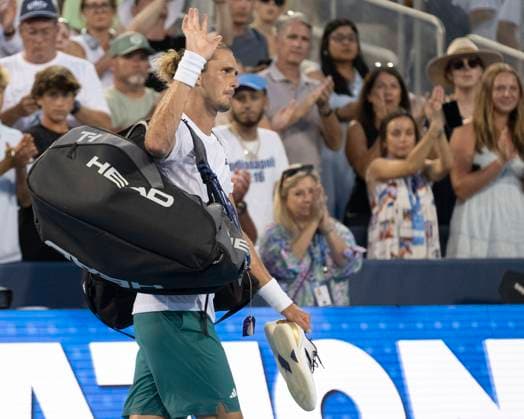 CINCINNATI, OH - AUGUST 16: Alexander Zverev (GER) waves to the crown as he departs the court after losing the the semifinals to Carlos Alcaraz (ESP) in the Cincinnati Open at the Lindner Family Tennis Center on August 16, 2025 in Mason, OH. (Photo by Shelley Lipton Icon Sportswire) TENNIS: AUG 16 Cincinnati Open EDITORIAL USE ONLY Icon250816694