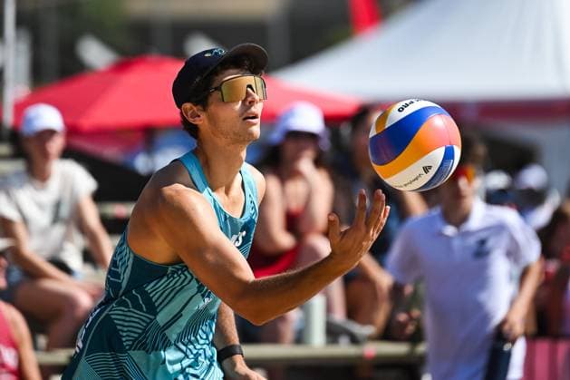 MONTREAL, QC - AUGUST 16: Izac Carracher (AUS) gets ready to serve the ball during a round of 12 match at Beach Pro Tour Montreal Elite 16 on August 16, 2025 at Parc Jean-Drapeau in Montreal, QC (Photo by David Kirouac Icon Sportswire) VOLLEYBALL: AUG 16 Beach Pro Tour Montreal Elite 16 EDITORIAL USE ONLY Icon250816002