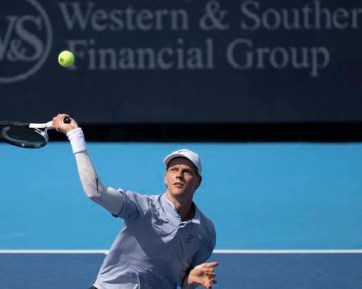 CINCINNATI, OH - AUGUST 16: Jannik Sinner (ITA) lines up an overhead smash during the semifinals in the Cincinnati Open at the Lindner Family Tennis Center on August 16, 2025 in Mason, OH. (Photo by Shelley Lipton Icon Sportswire) TENNIS: AUG 16 Cincinnati Open EDITORIAL USE ONLY Icon250816270