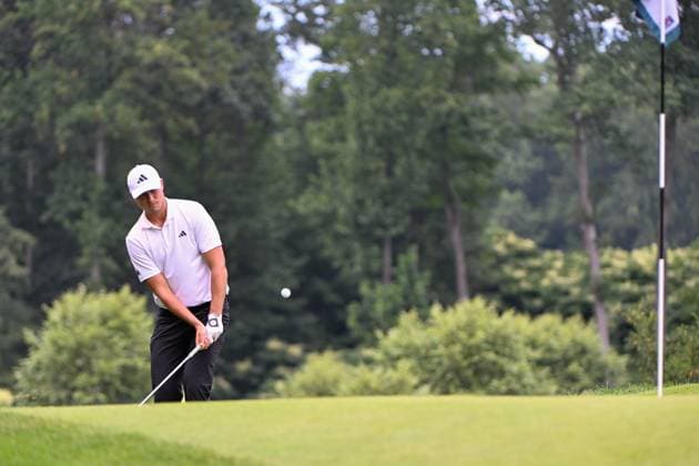 OWINGS MILLS, MD - AUGUST 16: Ludvig Aberg (SWE) chips up tight on 5 during the third round of the BMW Championship on August 16, 2025, at Caves Valley Golf Club, Owings Mills, Maryland. (Photo by Ken Murray Icon Sportswire) GOLF: AUG 16 PGA, Golf Herren FedEx Cup Playoffs - BMW Championship EDITORIAL USE ONLY Icon2508160133