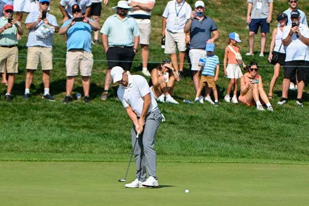 OWINGS MILLS, MD - AUGUST 16: Rory McIlroy (NIR) sinks a seven foot birdie putt on 16 during the third round of the BMW Championship on August 16, 2025, at Caves Valley Golf Club, Owings Mills, Maryland. (Photo by Ken Murray Icon Sportswire) GOLF: AUG 16 PGA, Golf Herren FedEx Cup Playoffs - BMW Championship EDITORIAL USE ONLY Icon2508160183