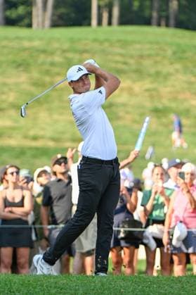OWINGS MILLS, MD - AUGUST 16: Ludvig Aberg (SWE) watches his tee shot on 17 during the third round of the BMW Championship on August 16, 2025, at Caves Valley Golf Club, Owings Mills, Maryland. (Photo by Ken Murray Icon Sportswire) GOLF: AUG 16 PGA, Golf Herren FedEx Cup Playoffs - BMW Championship EDITORIAL USE ONLY Icon2508160203