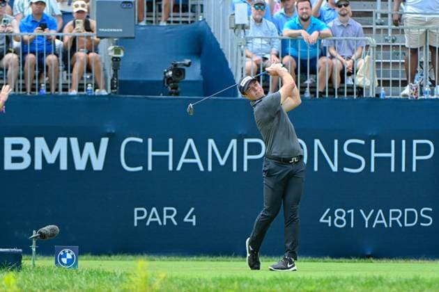 OWINGS MILLS, MD - AUGUST 16: Viktor Hovland (NOR) watches his tee shot on 1 during the third round of the BMW Championship on August 16, 2025, at Caves Valley Golf Club, Owings Mills, Maryland. (Photo by Ken Murray Icon Sportswire) GOLF: AUG 16 PGA, Golf Herren FedEx Cup Playoffs - BMW Championship EDITORIAL USE ONLY Icon2508160033