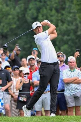 OWINGS MILLS, MD - AUGUST 16: Ludvig Aberg (SWE) watches his tee shot on 2 during the third round of the BMW Championship on August 16, 2025, at Caves Valley Golf Club, Owings Mills, Maryland. (Photo by Ken Murray Icon Sportswire) GOLF: AUG 16 PGA, Golf Herren FedEx Cup Playoffs - BMW Championship EDITORIAL USE ONLY Icon2508160073