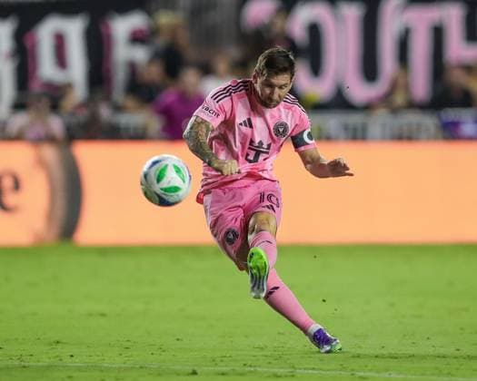 FT. LAUDERDALE, FL - AUGUST 16: Inter Miami forward Lionel Messi (10) in action during the Major League Soccer match between Inter Miami CF and LA Galaxy at Chase Stadium in Fort Lauderdale, Florida, on August 16, 2025. (Photo by Chris Arjoon Icon Sportswire) SOCCER: AUG 16 MLS, Fussball Herren, USA Inter Miami CF vs LA Galaxy EDITORIAL USE ONLY Icon25081600145