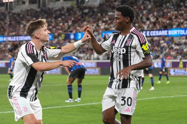 Atalanta BC vs Juventus FC Italy, Bergamo, 2025 08 16: Francisco Conceicao, Jonathan David (Juventus) scores and celebrates the 1-0 goal at 73 during soccer game Atalanta BC vs Juventus FC, Trofeo Achille e Cesare Bortolotti at Bergamo Stadium Bergamo Lombardy Italy Copyright: xFabrizioxAndreaxBertanix