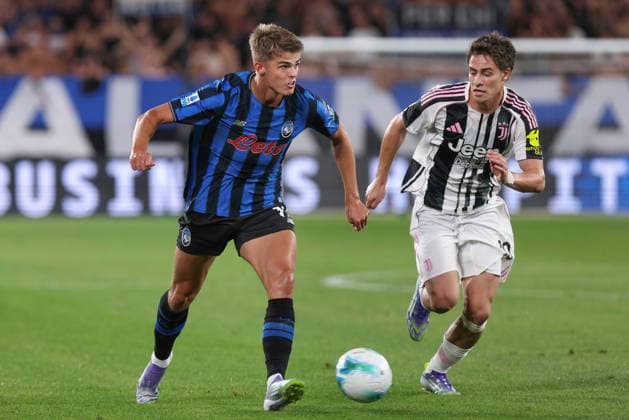 Atalanta BC vs Juventus FC Italy, Bergamo, 2025 08 16: Charles De Ketelaere (Atalanta), Kenan Yildiz pass shot in front court in the first half during soccer game Atalanta BC vs Juventus FC, Trofeo Achille e Cesare Bortolotti at Bergamo Stadium Bergamo Lombardy Italy Copyright: xFabrizioxAndreaxBertanix