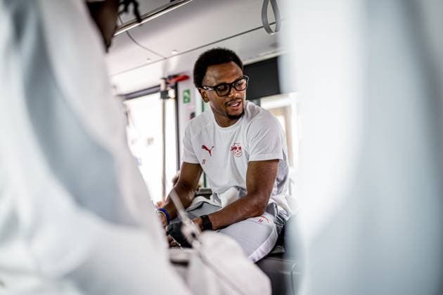 Leipzigs Lois Openda Departure RB Leipzig for the test match to Lens France August 8, 2025 Leipzig, Leipzig Airport Halle RB Leipzig Departure to Lens