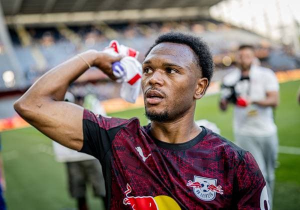 Leipzigs Lois Openda presents the spectators with jerseys Football test match RC Lens RB Leipzig 9 August 2025 Lens France Test match RC Lens RB Leipzig