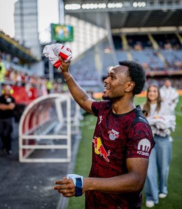 Leipzigs Lois Openda presents the spectators with jerseys Football test match RC Lens RB Leipzig 9 August 2025 Lens France Test match RC Lens RB Leipzig